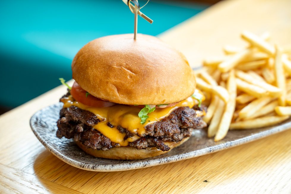 Smash burger with fries at La Favella